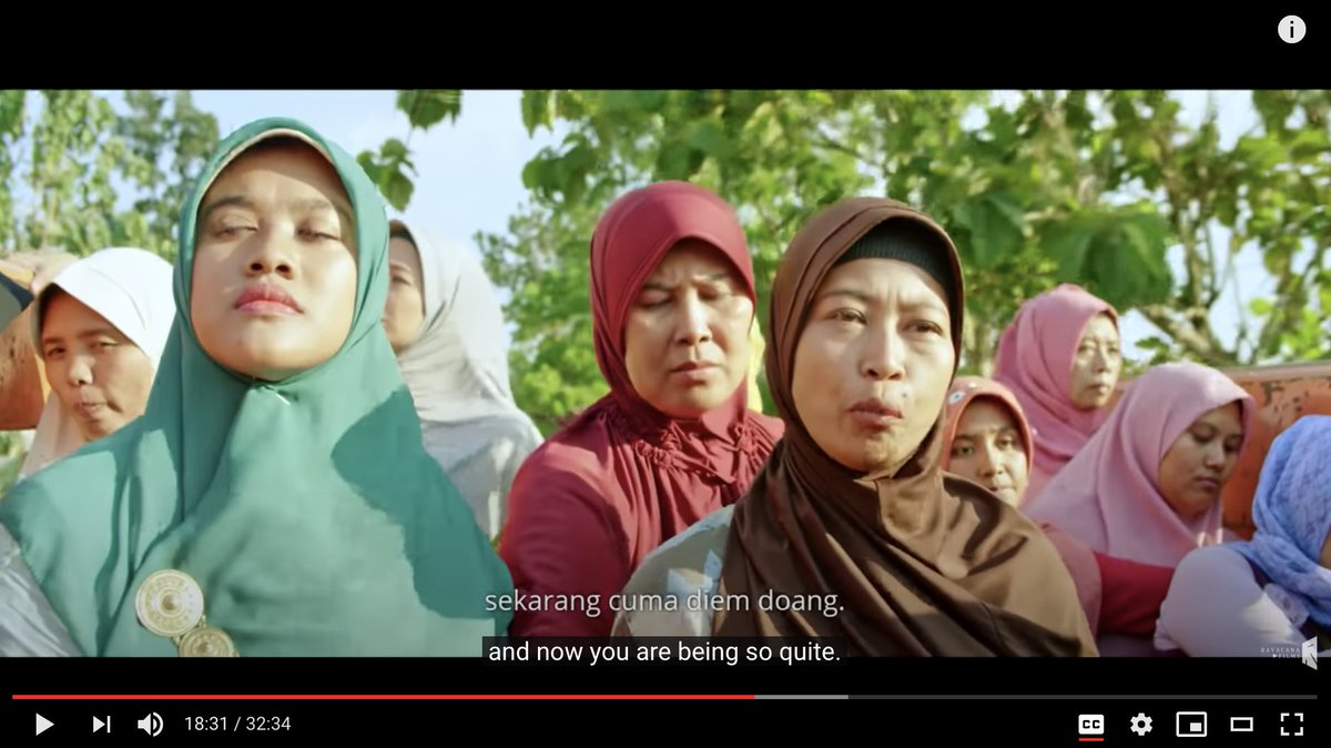 15) Detik 18:30 setelah beberapa saat tidak ada topik pembicaraan di tengah-tengah panggung-audiovisual berupa bak-truk, Yu Ning tidak memulai percakapan dengan menyoroti keheningan Bu Tejo.Yu Ning membuka topik dengan gosip "kekerasan-gender dan penindasan-interseksionalisme".