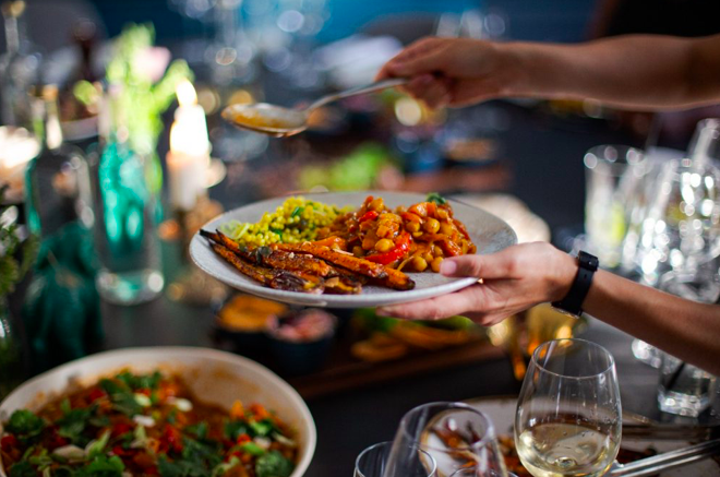 intaconnected's tweet photo. @with_elephants gives you the  chance to #reengage with colleagues through a #virtualteamdinner, creating conversation that allows you to discuss issues previously avoided. At only £180 with ingredients #delivered to your door, enjoy a delicious meal alongside your co-workers. https://t.co/yCW14PyM9n
