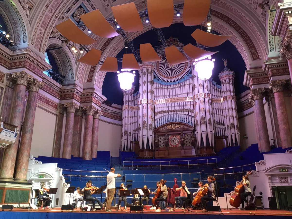 Opera_North_Ed's tweet photo. Fantastic to hear the first notes played by young string players and members of the Orchestra of @Opera_North after five months of playing alone #summerstringsacademy #musiceducation #operanorth #leedstownhall #sociallydistancedmusic https://t.co/hzEY84T3bh
