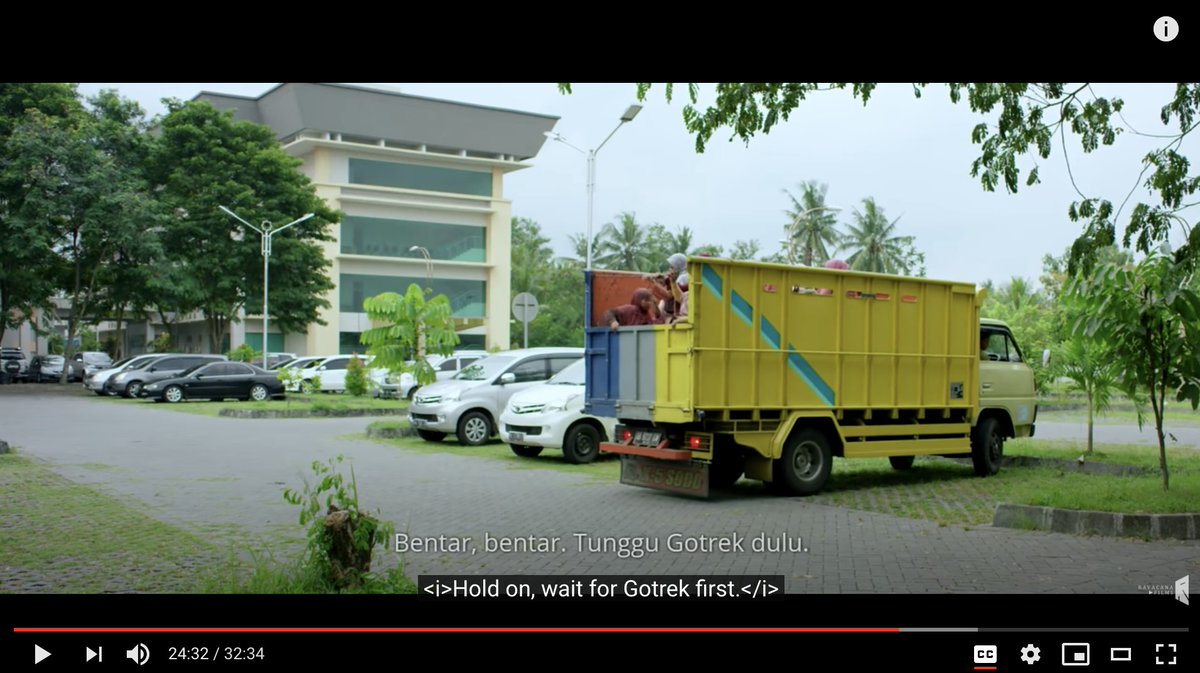 17) Ibu-ibu penumpang truk tak lagi menunggu supir membukakan pintu, karena "menunggu dibukakan pintu" adalah alegori penindasan dan pengungkungan hak.Film TILIK yang berideologi-feminisme dan tidak abai relasi-kuasa akan menampilkan ibu-ibu yang membuka sendiri pintu bak truk.