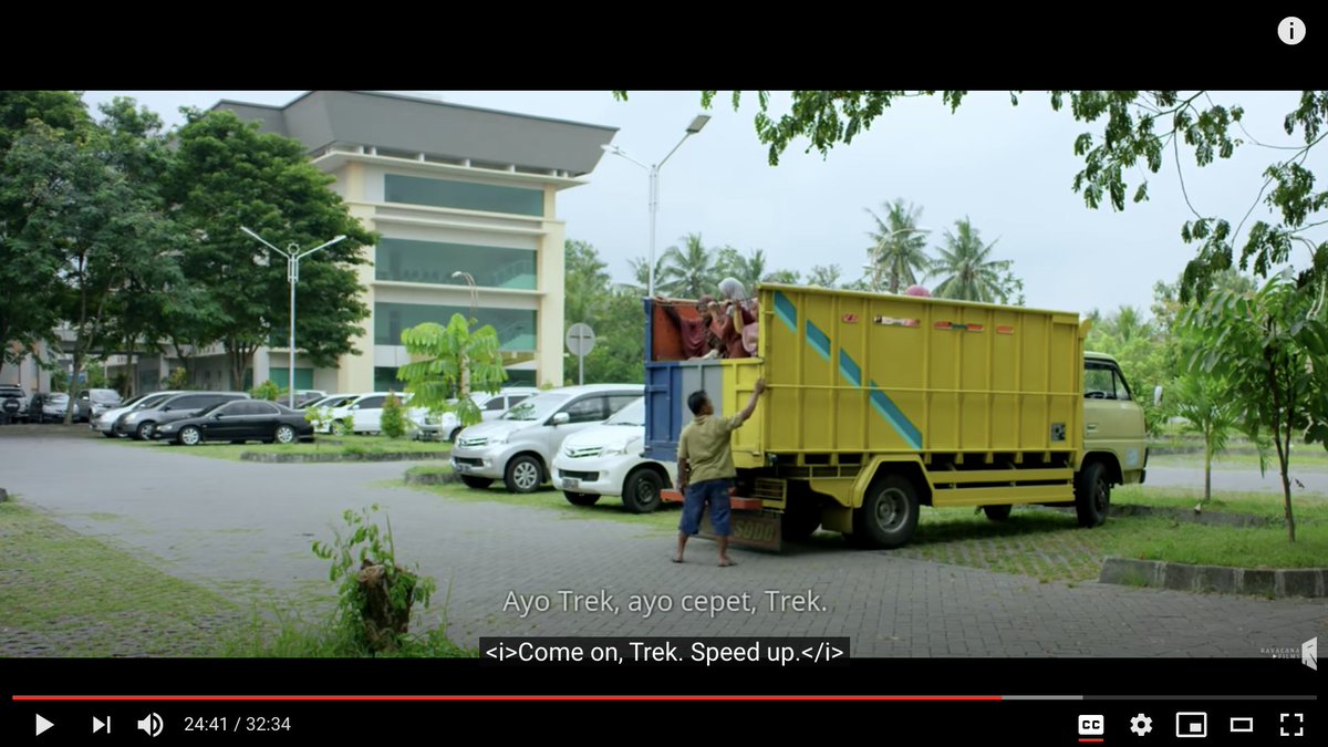 17) Ibu-ibu penumpang truk tak lagi menunggu supir membukakan pintu, karena "menunggu dibukakan pintu" adalah alegori penindasan dan pengungkungan hak.Film TILIK yang berideologi-feminisme dan tidak abai relasi-kuasa akan menampilkan ibu-ibu yang membuka sendiri pintu bak truk.