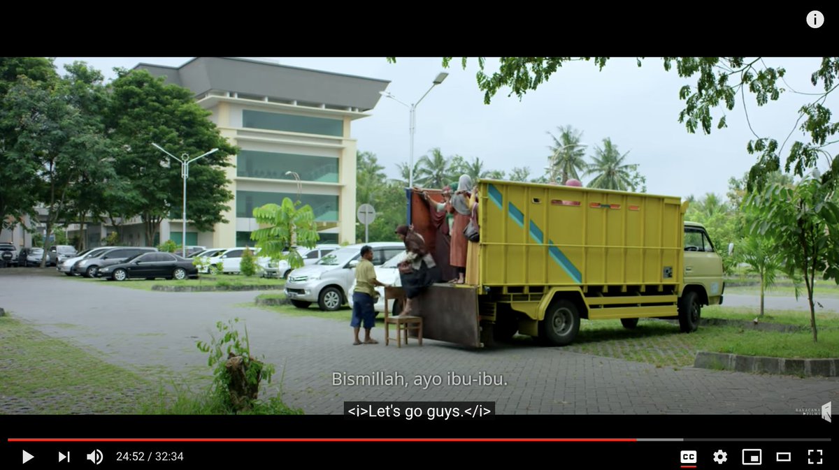 17) Ibu-ibu penumpang truk tak lagi menunggu supir membukakan pintu, karena "menunggu dibukakan pintu" adalah alegori penindasan dan pengungkungan hak.Film TILIK yang berideologi-feminisme dan tidak abai relasi-kuasa akan menampilkan ibu-ibu yang membuka sendiri pintu bak truk.