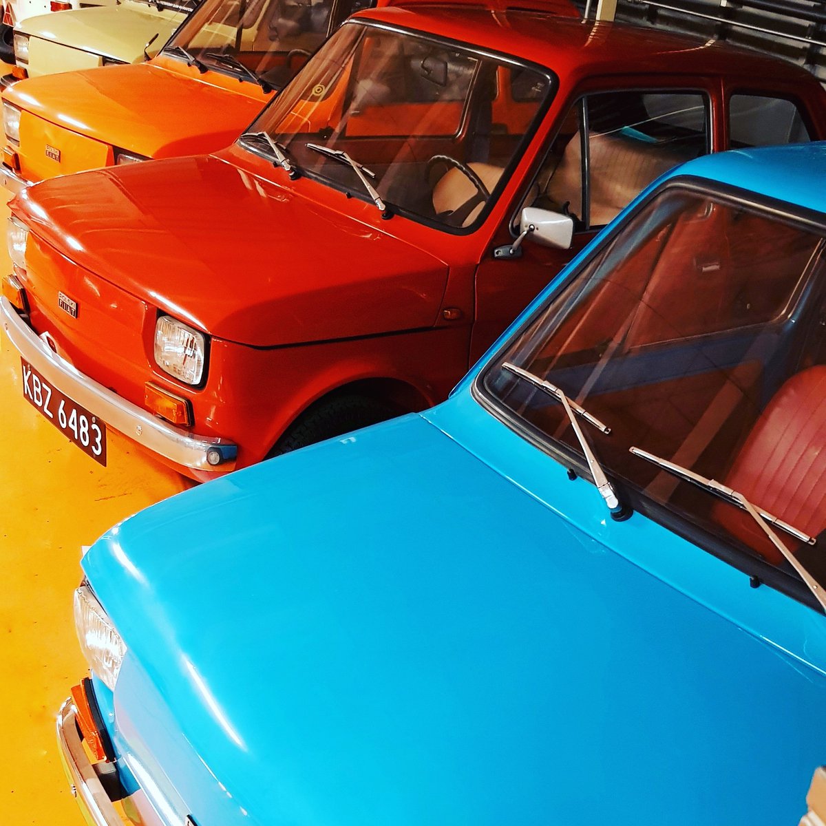 klasykimoto's tweet photo. #PolskiFiat126p - do koloru do wyboru. Pokażcie w kometarzach swoje Maluchy.

#wystawaklasykow #klasykiwfso #fso #Automotive #instacar #classiccars #youngtimer #maluch #kaszlak #fsm https://t.co/EAj1ZDoqrV