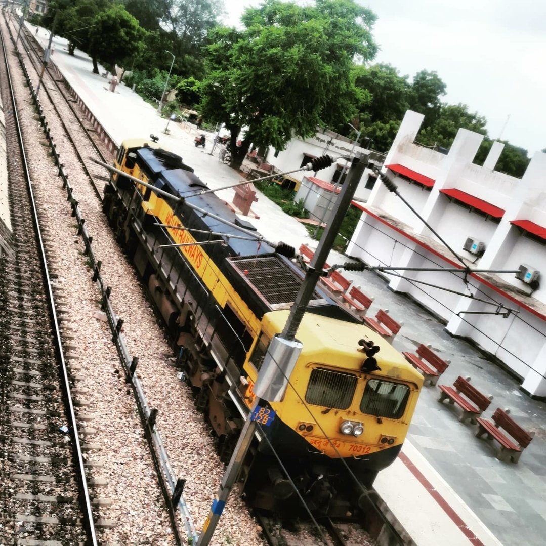 trainmanager_'s tweet photo. #Boycott_KangnaRanaut #CongressMukthBharat #Congress #mondaythoughts #MondayMotivation #Mirzapur #mirzapurseason2 #जन्मदिन #झांसी_की_रानी_कंगना 

Indian railway 🇮🇳
Diesel beast 🇮🇳 https://t.co/c8phrvwZfo