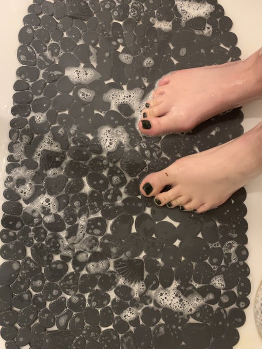 Il me faut un chien serpillere tapis de douche pour essuier mes doux pied de reine 👸🏻 https://t.co/k<a href="/tag/paypig"class="tags"><span>#paypig</span></a><a href="/tag/fetichistes"class="tags"><span>#fetichistes</span></a><a href="/tag/queenisback"class="tags"><span>#queenisback</span></a><a href="/tag/moneymiss%20"class="tags"><span>#moneymiss </span></a>