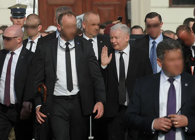 Chamski_Pan's tweet photo. @Anna1Kwiecien Wszyscy gnoma kochają, a ma większą obstawę niż Kim Dzong Un... Czego się boi? 😜 https://t.co/F1q4RG8gDI