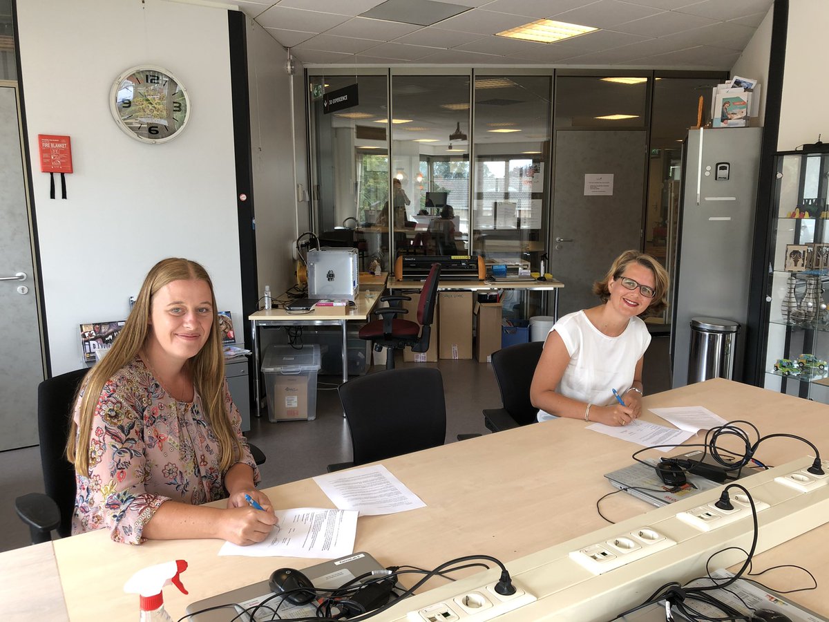 Een blije kandidaat die haar passie mag combineren met een Werkervaringsplaats tussen de boeken bij <a href="/BibliotheekKvO/">BibliotheekKvO</a>! Hartelijk dank @#MarleenStrampel-Sleyt en veel succes samen gewenst!
<a href="/gem_westerveld/">Gemeente Westerveld</a> #KarolienJansen-Roeland