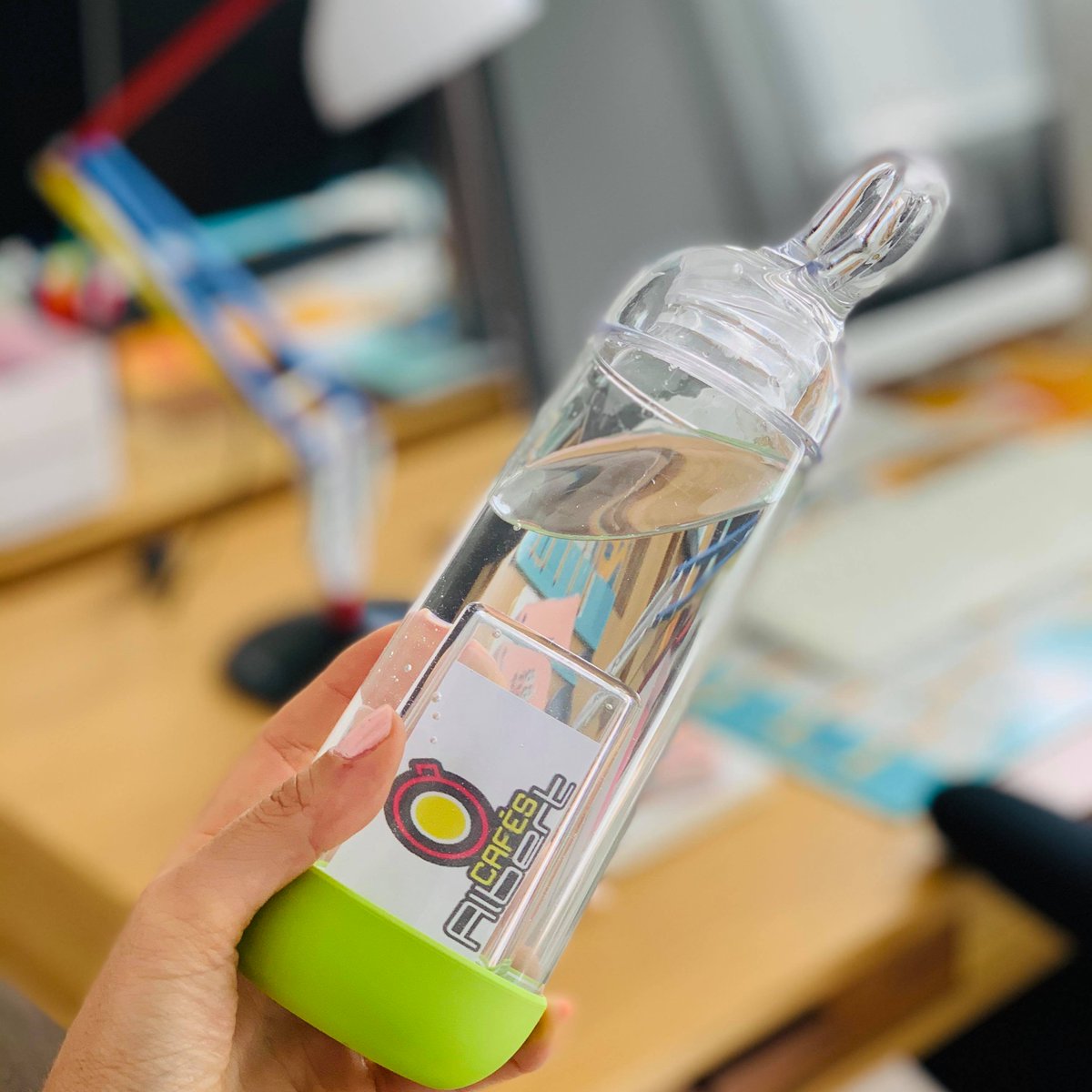 CafesAlbert's tweet photo. Pour cette #rentrée on laisse les bouteilles d'eau et on adopte la gourde même au bureau ! 💦 https://t.co/WhXuIfoMh4