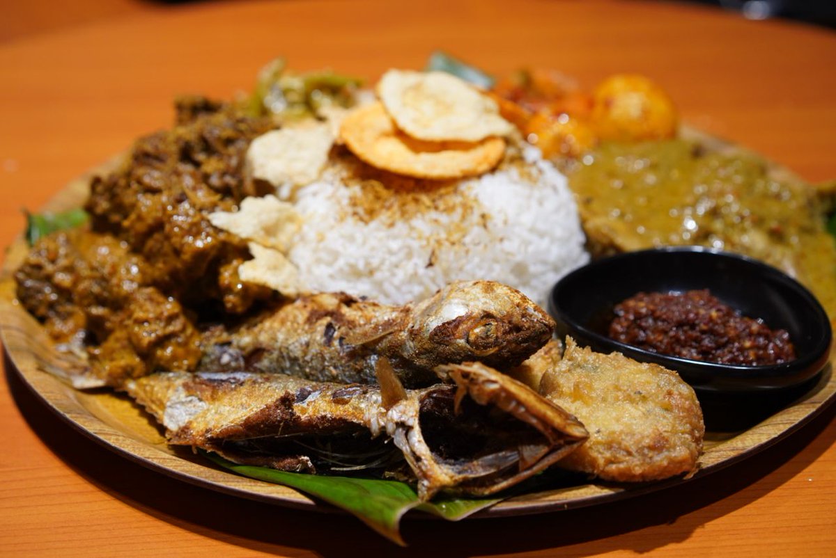 wherehalalapp's tweet photo. Lets fight Monday Blues with this wonderful Nasi Ambeng set at Four Season Restaurant Jewel. 

#wherehalal #halalsg #halalfood #dineatjewel #jewelchangiairport #jewel #singapore #fourseasonrestaurant https://t.co/cMEP7ovGnI