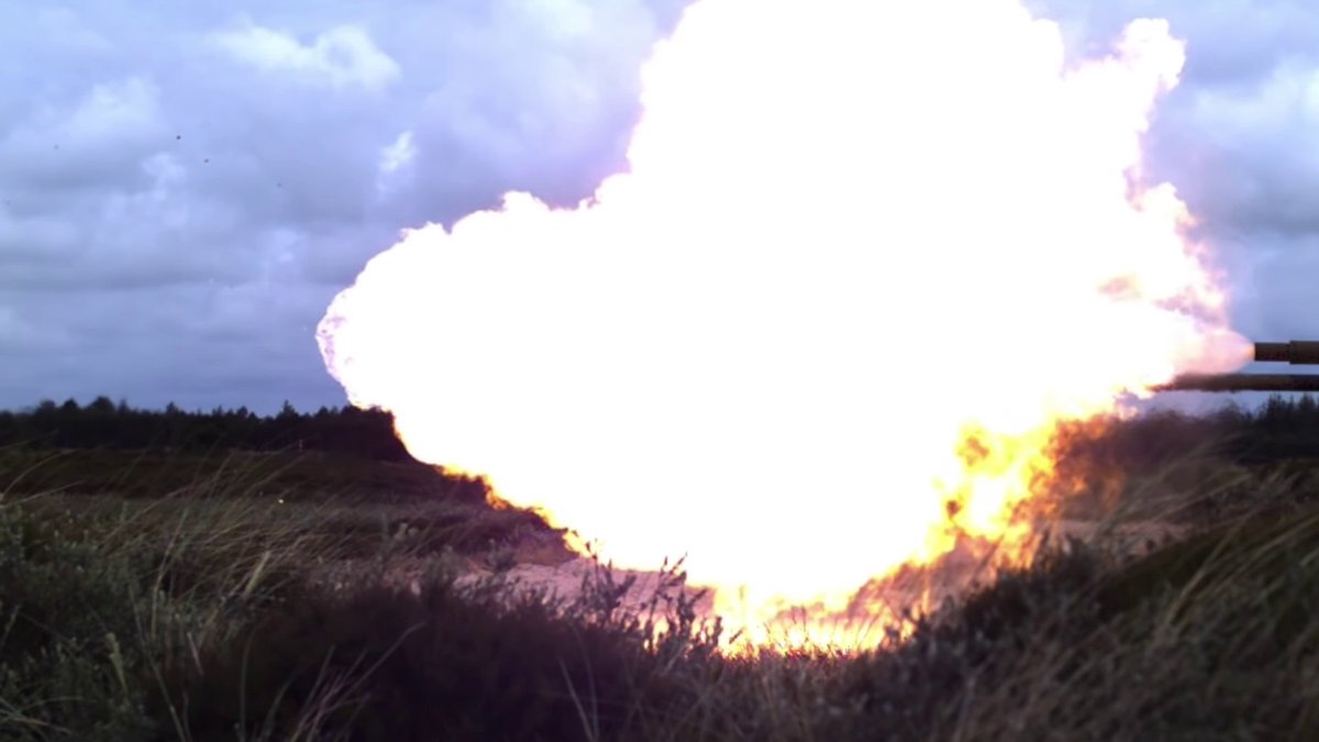 Someone mentioned on the Merkava post about blast effects around a tank firing, which this shows some of nicely. Also bear in mind those sabot petals in prior shots weight several kilos collectively, and are tumbling uncontrolled at significant velocity, significant danger area