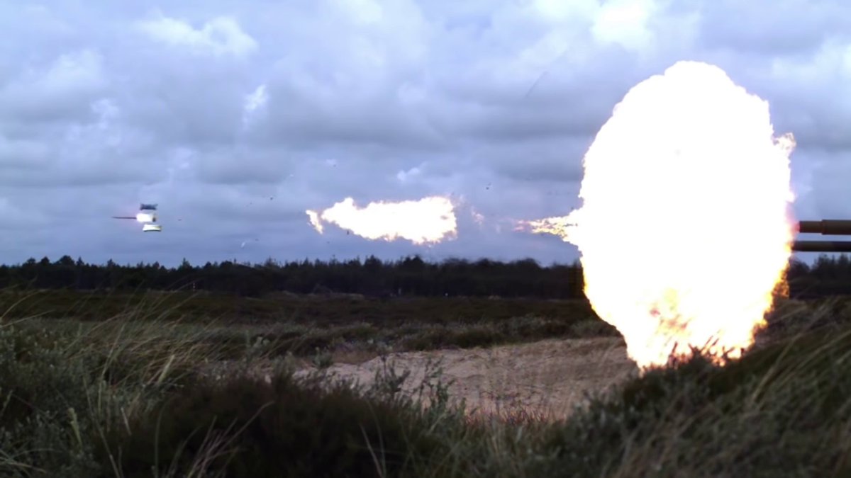 Great imagery of sabot petal separation after leaving barrel, here on one of Denmark's new Leopard 2A7DNK. Taken from this cracking video with lovely slow-mo of this firing @ 2m10s onwards  https://bit.ly/2YsKamF 