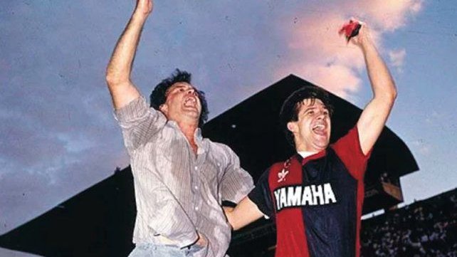 Last week marked the thirty year anniversary of Marcelo Bielsa joining  @CANOBoficial_en as manager. Join us on a trip down memory lane, courtesy of our mate (and Newell’s fan)  @groundhopperbcn.THREAD