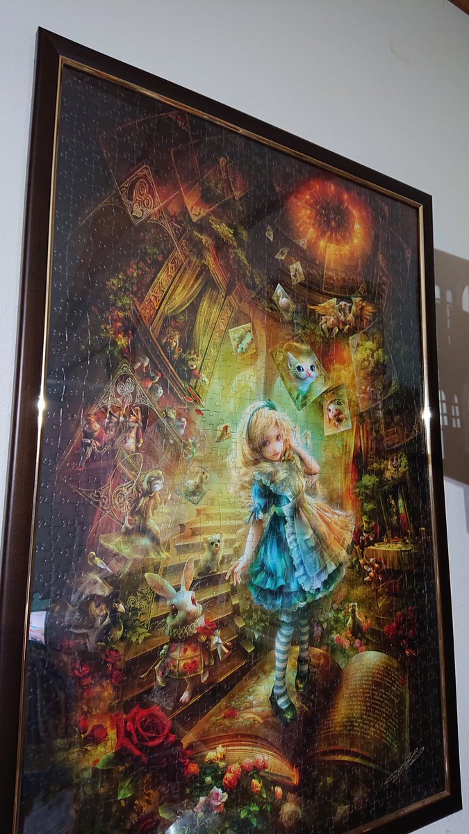 るーな در توییتر アリスの世界が好き過ぎて Shuさんというイラストレーター様のアリスのパズル買ってリビングや階段にこんな感じで飾ってるんですわ はぁ