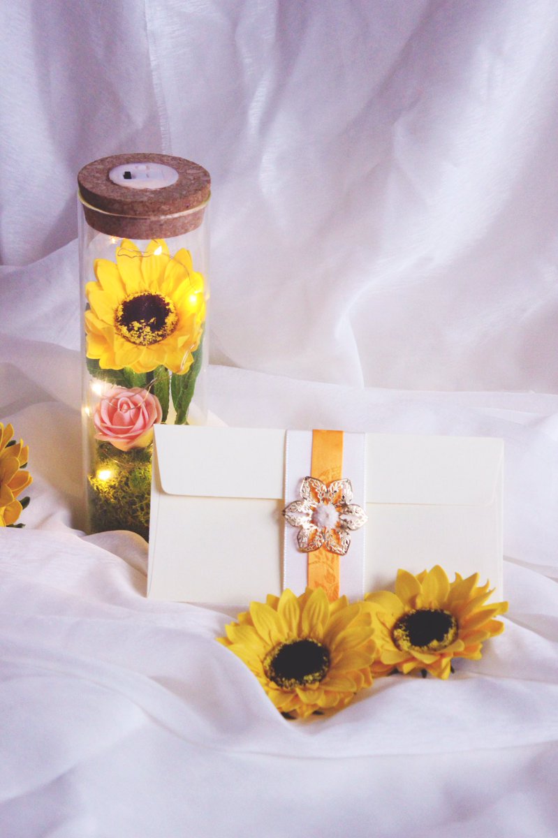 [RT감사합니다]
해바라기로 금전운을 가득 채워보세요🌼
방은 물론, 현관 등 집 어디에서나 잘 어울리는 해바라기 유리병 입니다!
오래 보실 수 있도록 비누꽃 해바라기와 함께 귀여운 비누꽃 자나장미가 함께 했어요
LED 유리병으로 불을 키시면 더욱 더 아름답게 보실 수 있습니다🙌🏻