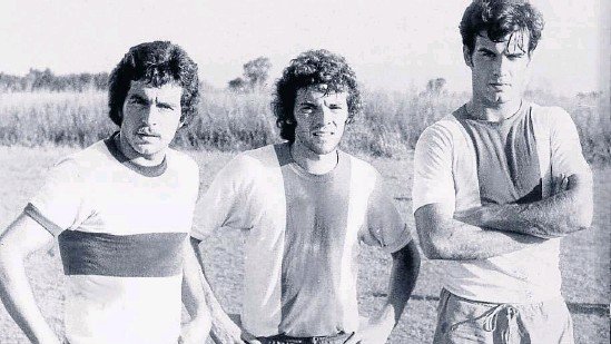 “The one that crosses the garden, steps on the flowers and arrives faster. The other way takes longer but, if you respect the garden, you don’t damage the flowers.”A young Marcelo in Rosario, next to teammates José Luis Danguise and Carlos Picerni in 1977.