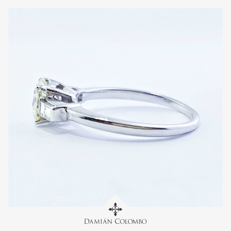 damiancolombo's tweet photo. Para los que prefieren un color cálido, como el de la luz de las velas 🕯
💍Anillo solitario en oro blanco 18k con 1 diamante 💎 talla brillante (1 ct, color M, pureza VS) y 2 diamantes 💎 talla baguette (0.20 ct aprox)
👉 Más info link en https://t.co/FUu0GCs95l
#DiamondsRing https://t.co/x9WwMvHFHc