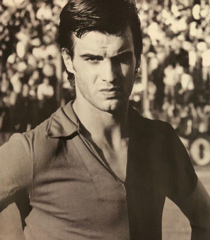 He played for Newell's but had to quit. Retiring aged 25, Bielsa decided to apprentice under Jorge Griffa's instruction, working his way up through the Newell's youth ranks as a coach.