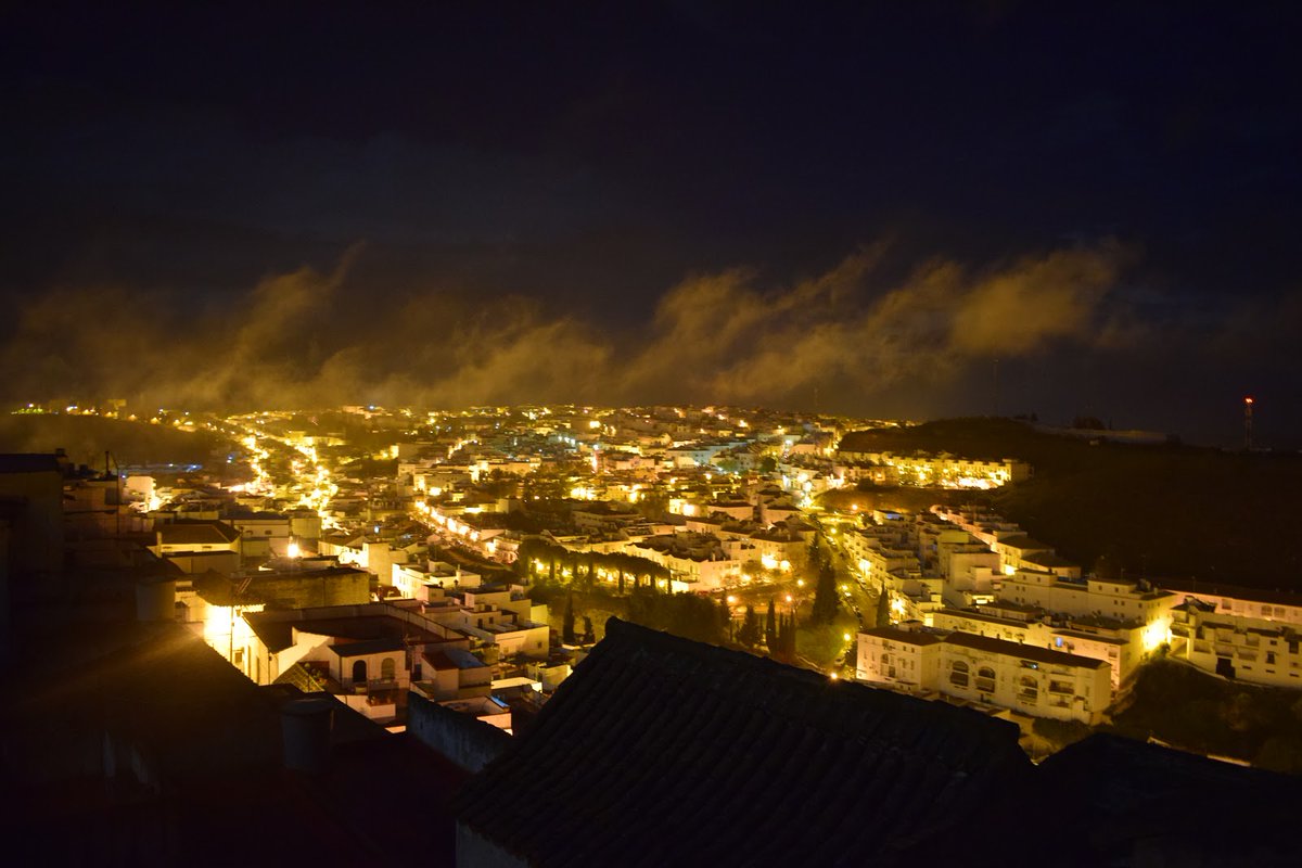 «Miraba la alumbrada ciudad en la oscuridad de la noche, donde las nubes parecían fusionarse con el suelo, cuando advirtió que sus labios iban a ser fundidos en un precioso beso inesperado».

El romanticismo de #Cellinna …estanteriallenandovacios.blogspot.com/2018/07/mi-boc…

#amor #FelizLunes
#LetrasyLatidos