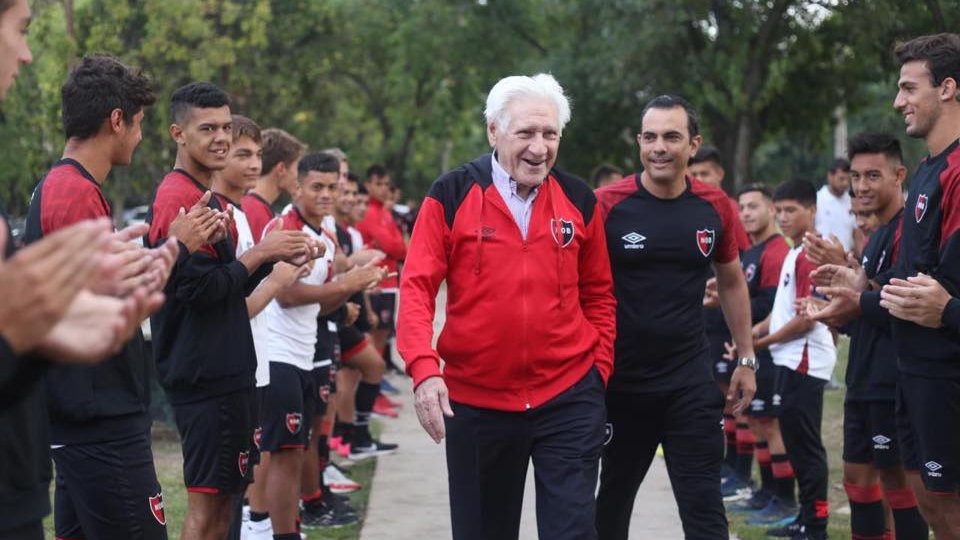 A player for Newell’s in the fifties, Griffa left for Spain and returned a decade later as the most exceptional discoverer of youth talent in Argentina. "To me," said Bielsa later, "he is a master." Here's El Maestro getting a hero's welcome at the Jorge Griffa Training Centre.