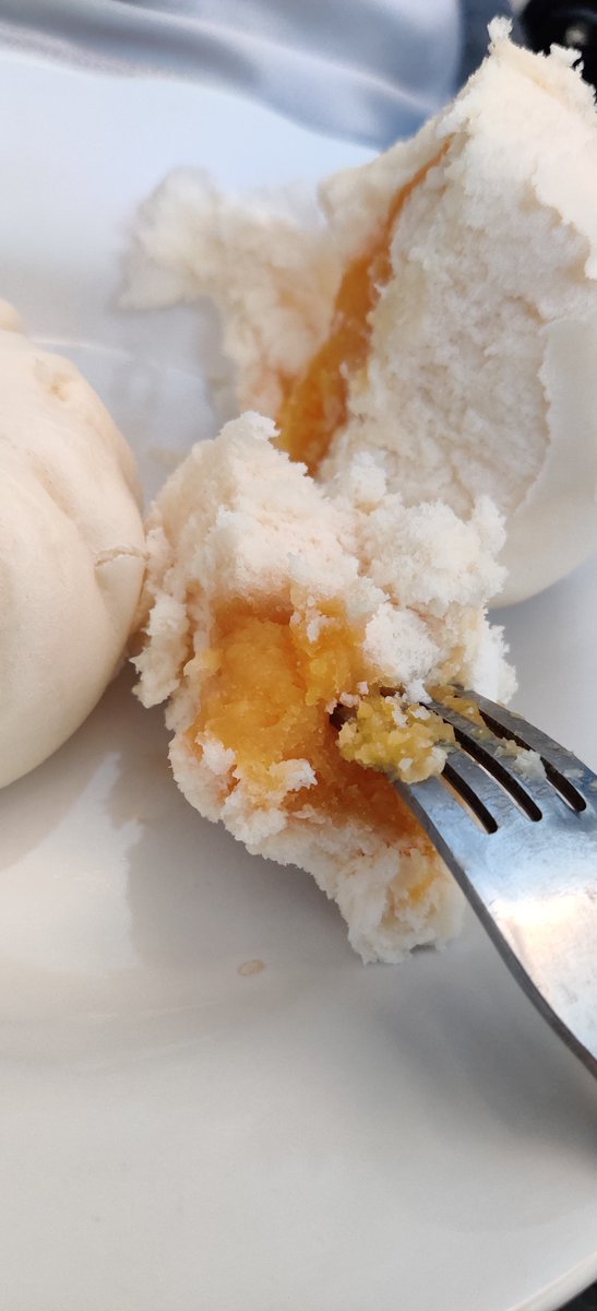 fercihui's tweet photo. @FamilyMart_ID baru kali ini beli pao salted egg tp ga melted sama sekali. Udah dipanasin lagi 10 menitan dirumah tapi masih tetep aja padat gitu isinya. Curiga udah kelamaan nih pao. https://t.co/Xebhj53TZg