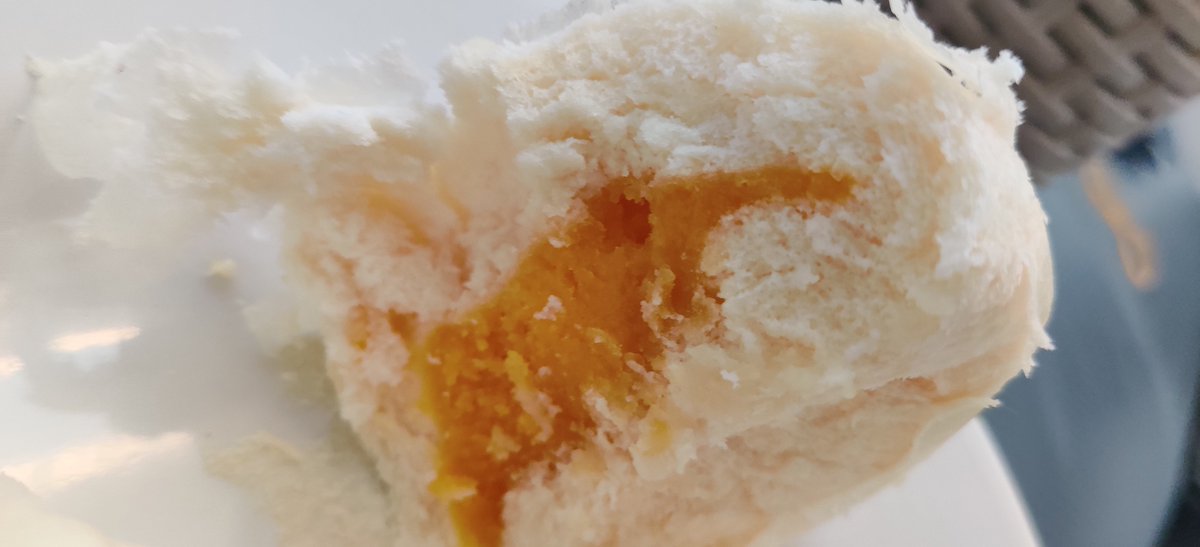 fercihui's tweet photo. @FamilyMart_ID baru kali ini beli pao salted egg tp ga melted sama sekali. Udah dipanasin lagi 10 menitan dirumah tapi masih tetep aja padat gitu isinya. Curiga udah kelamaan nih pao. https://t.co/Xebhj53TZg