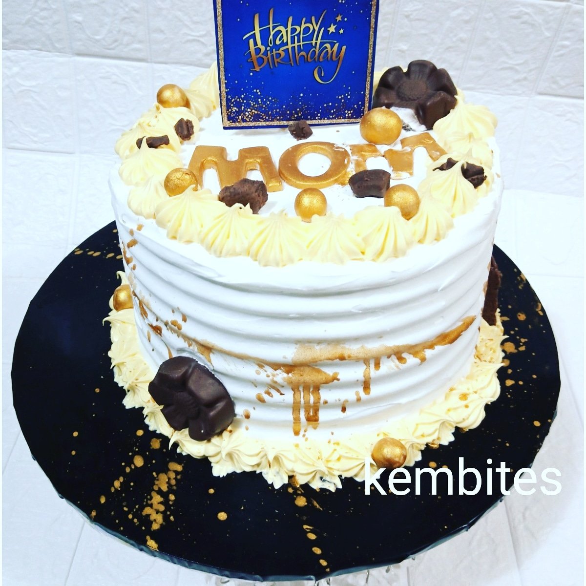 Beautiful whipping cream
#cake
#cakesinmakurdi
#abujabaker 
#RedVelvet 
#vanilla
#delicious 
#birthday 
#beautiful 
#whipingcream
