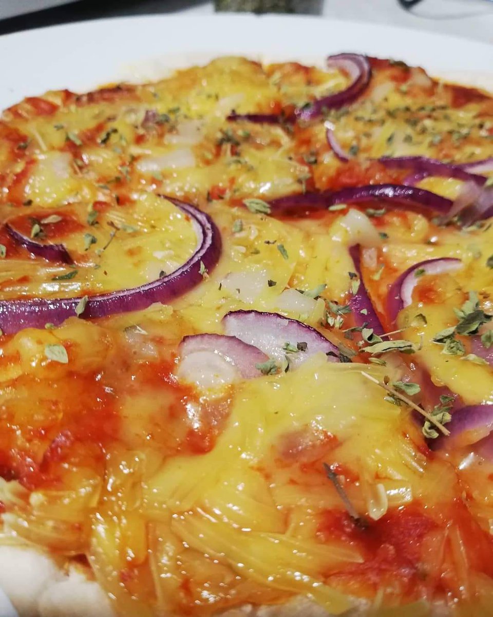 A quien no le gusta la pizza? 
Cuando me dicen en un restaurante que pueden servirme pizza sin queso pienso: whhaaaaaaat?! 
Yo la quiero con queso! Vegano, pero con queso!