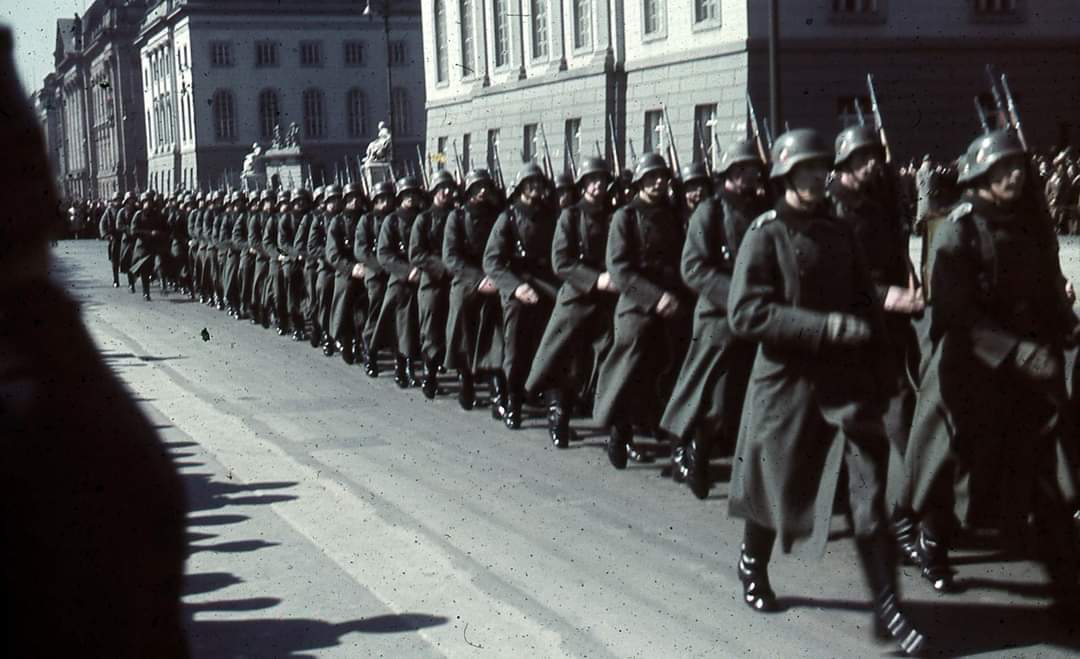 A thread of some remarkable original colour images of Berlin, taken on Hitler's 50th birthday on April 20, 1939. Many disturbingly happy people. #History  #Germany