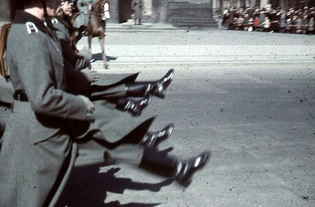 A thread of some remarkable original colour images of Berlin, taken on Hitler's 50th birthday on April 20, 1939. Many disturbingly happy people. #History  #Germany