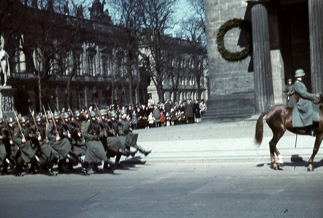 A thread of some remarkable original colour images of Berlin, taken on Hitler's 50th birthday on April 20, 1939. Many disturbingly happy people. #History  #Germany