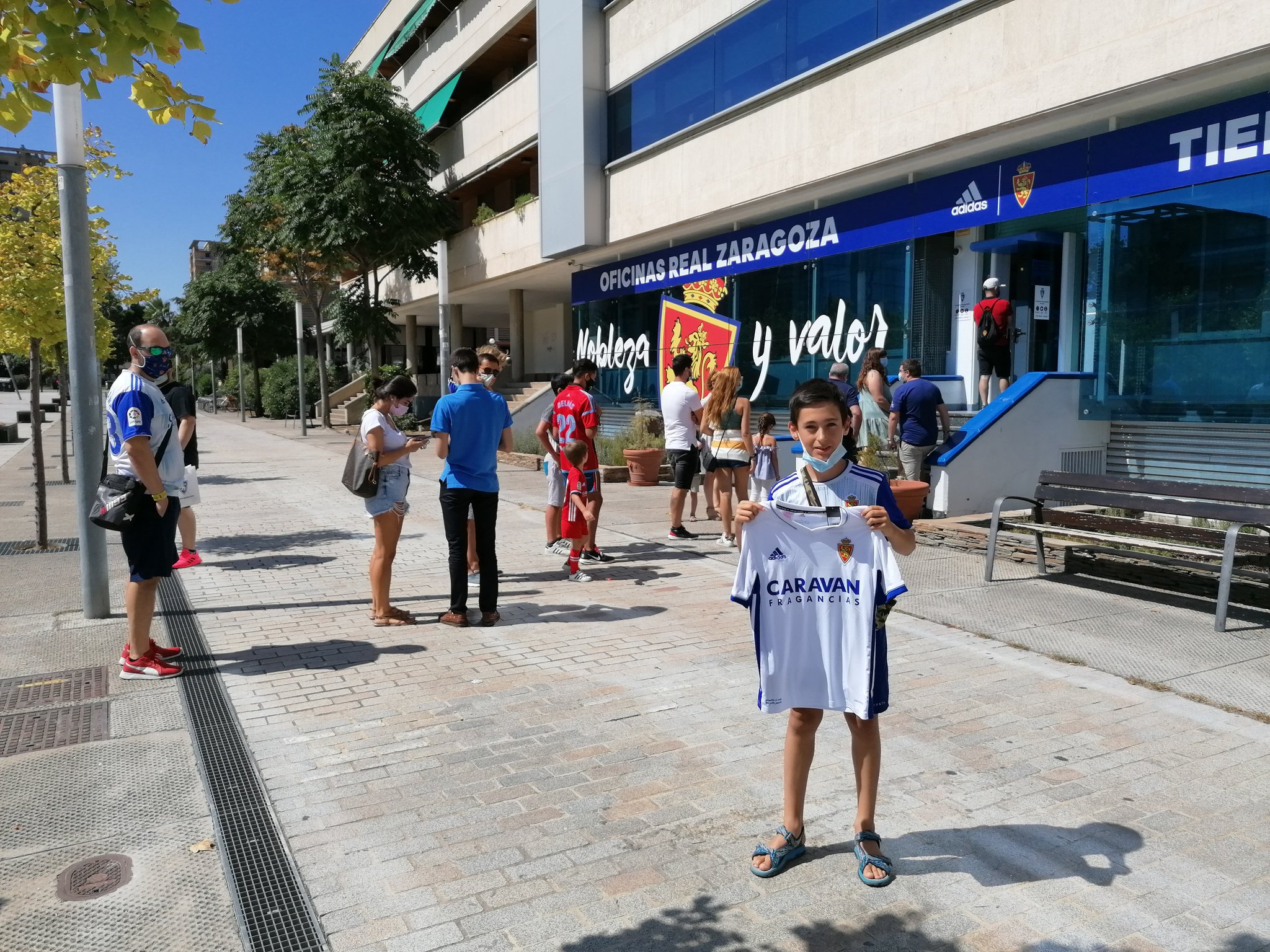 تويتر \ Real Zaragoza 🦁🤍💙 على تويتر: ¡Tienda oficial ya abierta! y primeros aficionados la nueva adidas x Real 😍 https://t.co/e2jQEUpFVO"