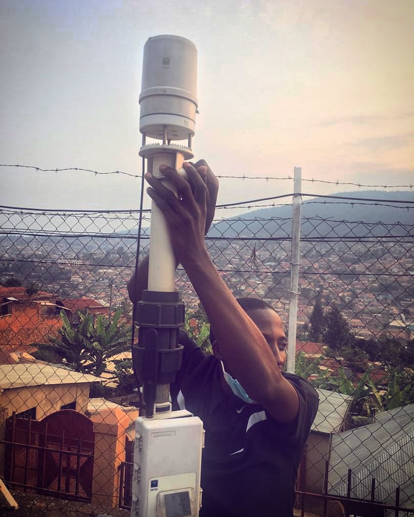 TAHMO_World's tweet photo. A Meteo Rwanda office’s Technician assist the TAHMO technicians in maintaining the station at Gitega.

Photo credit : @cyuzuzohonore

#tahmoworld #tahmo #meter #metergroup #meteorgarden #farmers #africanfarmers #tahmoinitiative #weatherstation #weatherforcast #weatherdata https://t.co/tXQixCVc8o