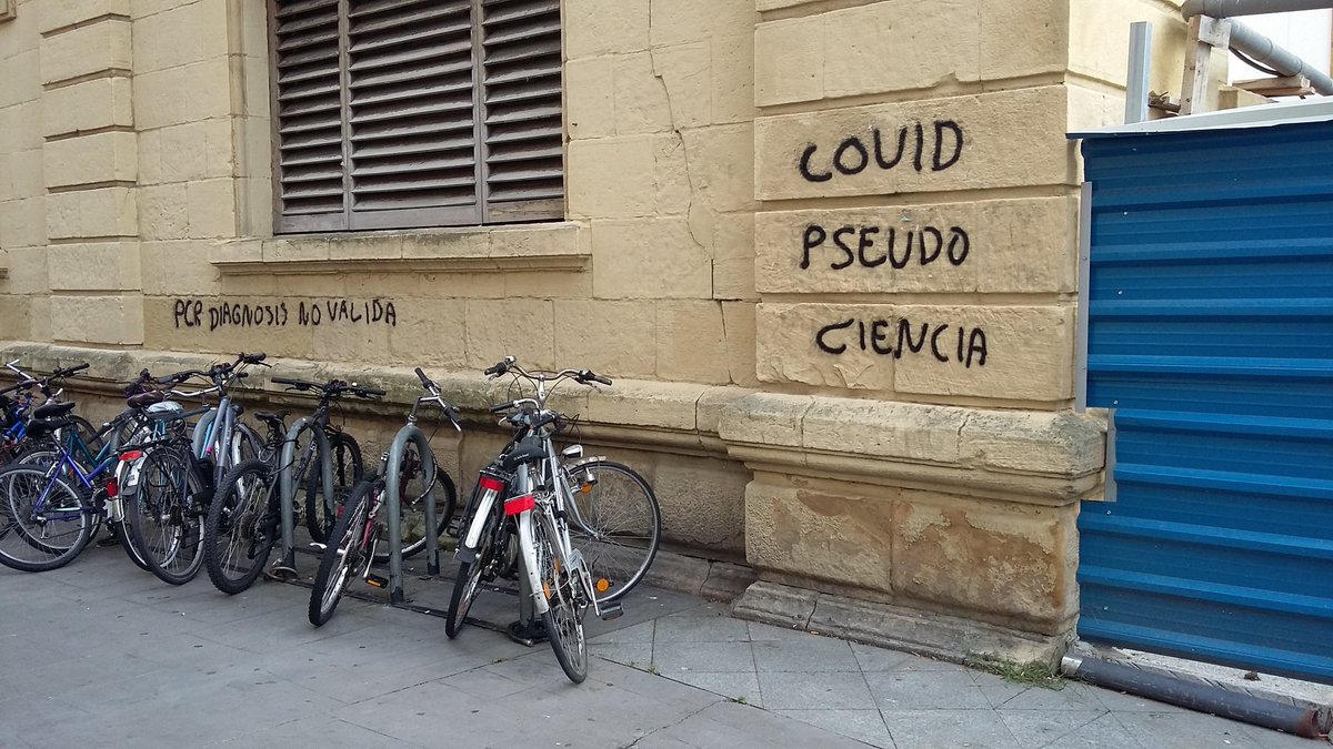 Un tonto con un boli.