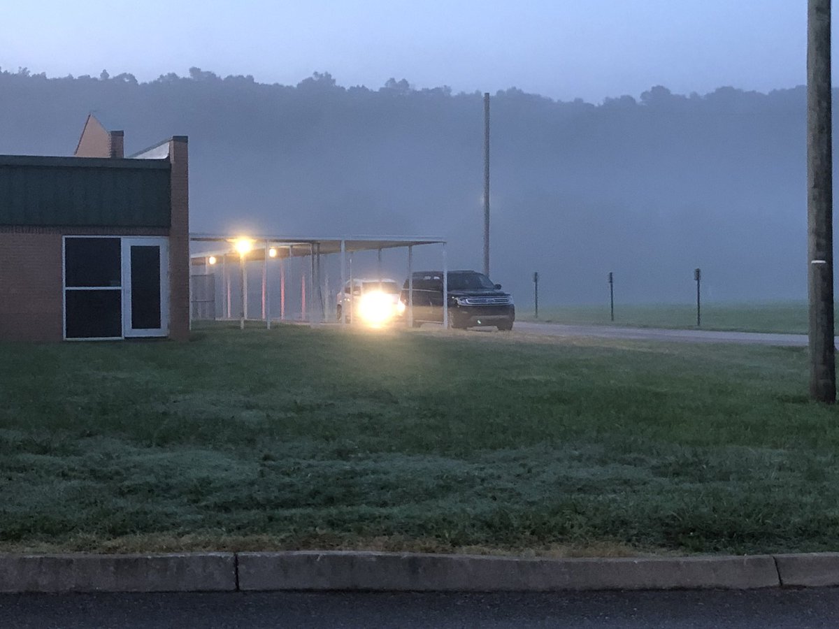AshleyBohle's tweet image. Cars lining up to drop off students at Ritta Elementary for the first day! Everyone who enters must wear a mask, get his or her temperature checked and no parent/caregiver visitors can walk students in today. @wvlt