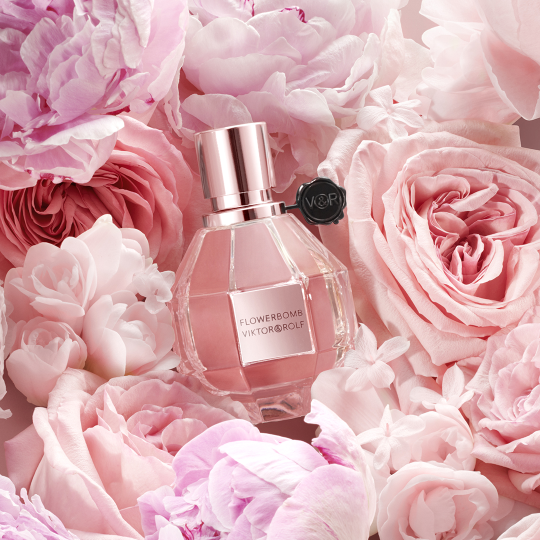 RT &amp; FOLLOW TO WIN! 🌸 Discover a floral explosion with Flowerbomb, the original floral perfume from Viktor&amp;Rolf. Transport yourself or a loved one to a world of floral fantasy. Be engulfed by the addictive floral notes and immerse your senses with the warm woody undertones...