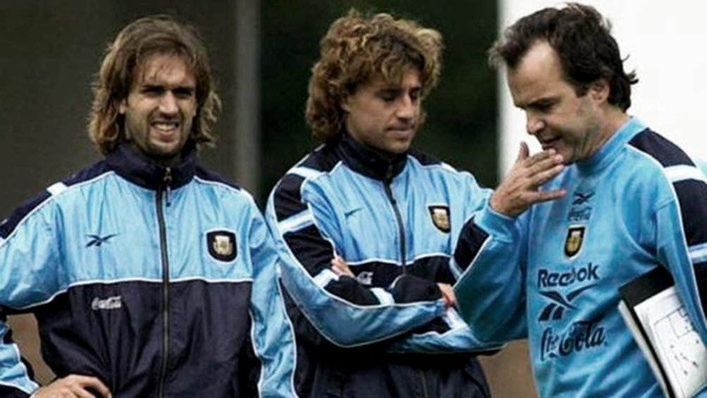 The main point of contention: playing one up front. He lived and would die by his systems, but the decision to choose between Gabriel Batistuta and Hernán Crespo is still studied in the late-night bars of Buenos Aires.