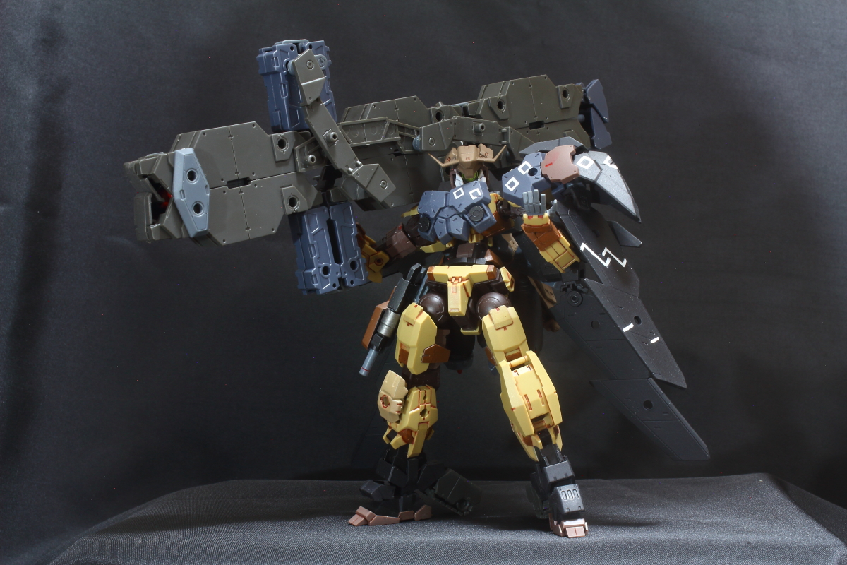 seizatu's tweet photo. 「複合兵装型防盾システム・ザルク」
開発途中の物を勝手に持ち出されてしまったので盾としては穴だらけだが、持ち出した本人はとても上機嫌である
『よう連合の兄さん方、俺とパーティーしようぜ』

#30MM
#30MM月面戦
#30MMバイロン軍 https://t.co/gp9H1fqGLZ