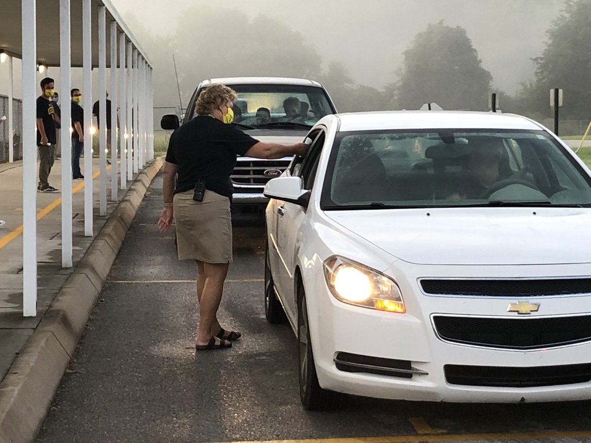 AshleyBohle's tweet image. Temp checks underway before the bell rings at 7:45 at Ritta Elementary School @KnoxSchools @wvlt