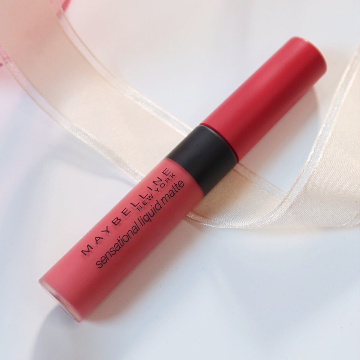 pimpuntaree's tweet photo. ใครหาลิปละมุนต้อง Maybelline Sensational liquid matte คอลนู้ดๆ พูดเลยนะว่าสีสวย สีชัด ติดทนโคตรรๆ กลบสีปากมิด ใครปากดำคล้ำ ต้องชอบแน่นอนนนน! เนื้อทาง่าย แห้งค่อนข้างไว แต่ติดทนตัวนี้ทาเบลนๆก็สวยย ใครปากแห้งมากลงลิปมันก่อนน้า 
เราชอบสี NU05 โทนชมพูกุหลาบ ทาแล้วละมุนอยู่เด้อ🌷 https://t.co/1I8OWyUwrY