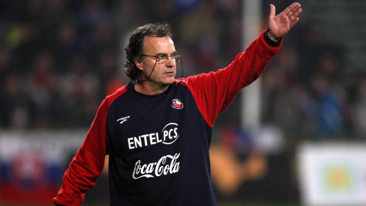 Marcelo took three years out, and returned with renewed vigour in 2007. His impact in the hot seat of the Chilean national team lasts to this day. You can still hear fans in the streets of Santiago say, ‘Marcelo Bielsa gave us back our dignity’.