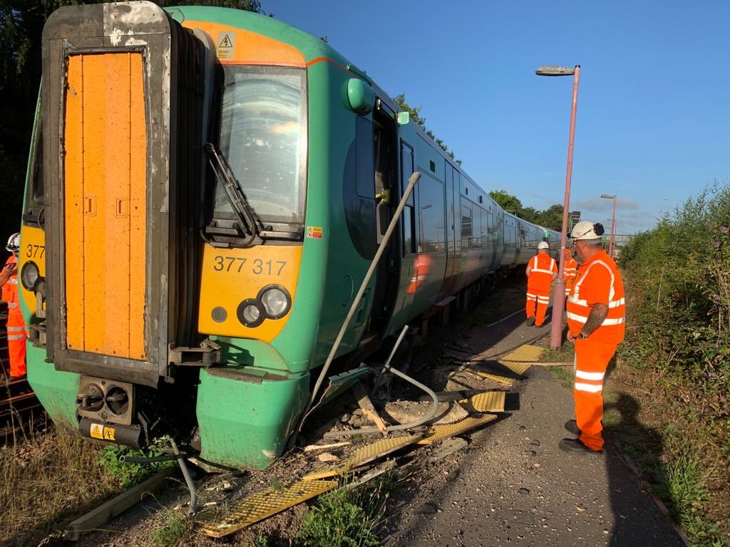 UPDATE: You'll have seen plenty of coverage of this picture today and yesterday, showing the derailed train at  #Tonbridge. Here's a brief overview of where we are and what we are doing, also why  @Se_Railway are affected even though it's not their train... /1