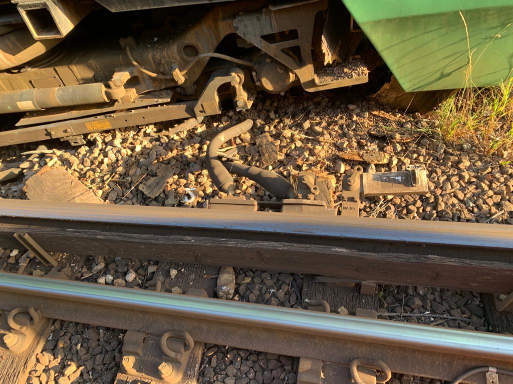 This picture shows clearly the cables cut when the low-speed derailment happened yesterday, in sidings off the line to Redhill. The cut cables mean those sidings are completely "dead" and trains can't move. That includes  @Se_Railway trains, which are trapped without power. /2
