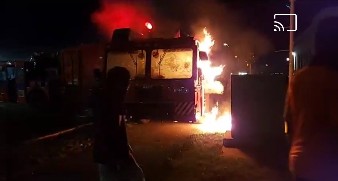 DurendalIntel's tweet image. It's okay for riot police to respond with armored vehicles after dozens of cars, dump trucks, garbage trucks, small businesses are burned &amp;amp; "protesters" walking around the scene with rifles. Scenes from #Kenosha last night. More evidence @radleybalko's 2013 book is irrelevant now