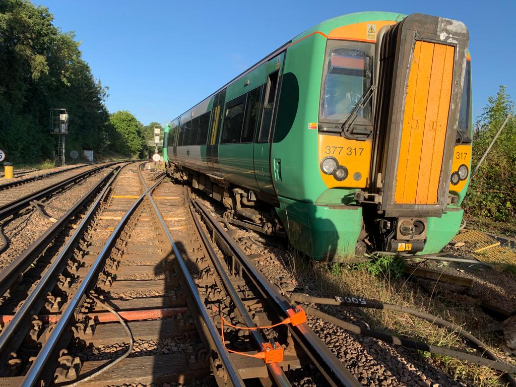 The line to Redhill (on the left of this picture) is now open but trains will finish early tonight and be replaced by buses so we can turn the power off and get this train back on the tracks. Please follow  @SouthernRailUK to see how your journey will be affected. /4