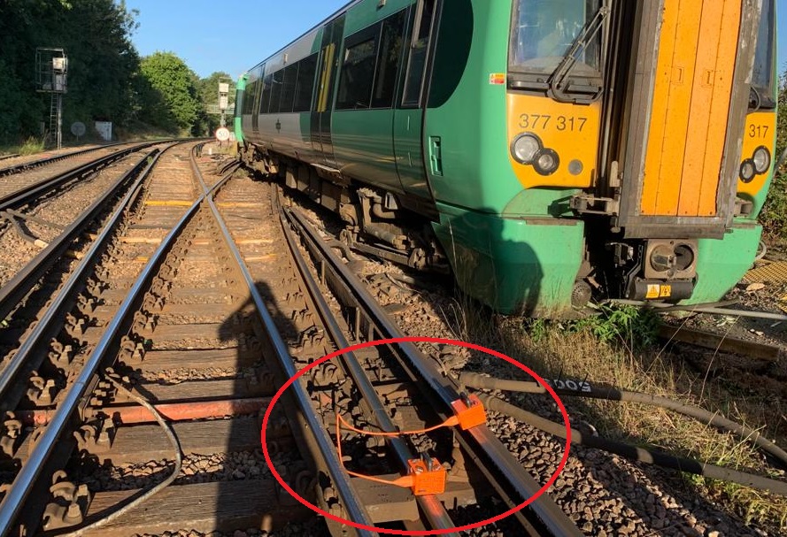 Incidentally, when we have the power off on the live rail, we make sure we test it and monitor it using these orange units, called STCRIDs (Self Testing Current Rail Indicator Device). If it starts flashing, the power is on... /5