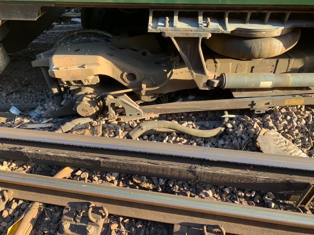 So, tonight a crew from  @DBCargoUK will rerail the train under the watchful eyes of  @SouthernRailUK derailment manager. Meanwhile, our electrical team will swing into action and fix the power lines (more of the damage in this picture). Please do check with  @SouthernRailUK... /7