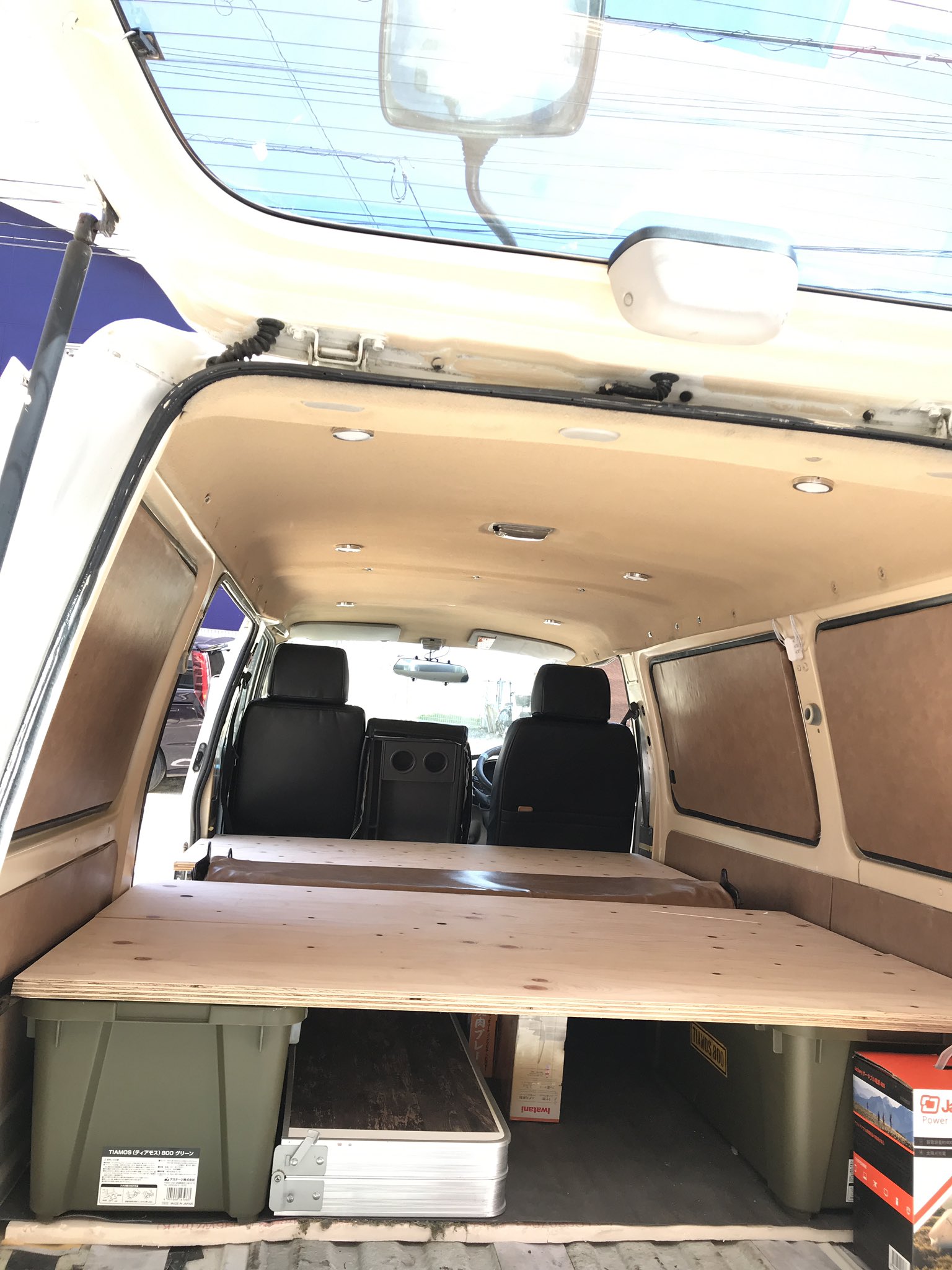 Shun ヤフオクでボロボロのボンゴを購入したのでバンライフ仕様にカスタムしました 車体と車検15万円 カスタム15万円 ポータブルバッテリー中々快適です ファミリーキャンプ バンライフ 車中泊 ボンゴバン オートキャンプ T Co Weum0cy6w4