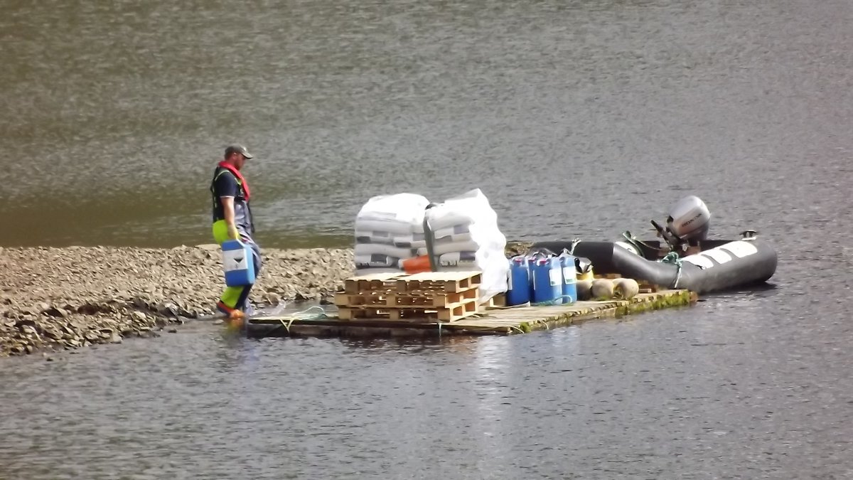 SaveOurLochs's tweet image. Well its Monday 24/08/20 and Kames Fish Farm operating at Loch Tralaig Oban have just loaded 6 barrels of Formaldehyde, 1 ton of feeding and 2 massive bottles of Oxygen onto a barge to "treat" there diseased Salmon bet its not a treat for the fish. NE wind so we will get fumes