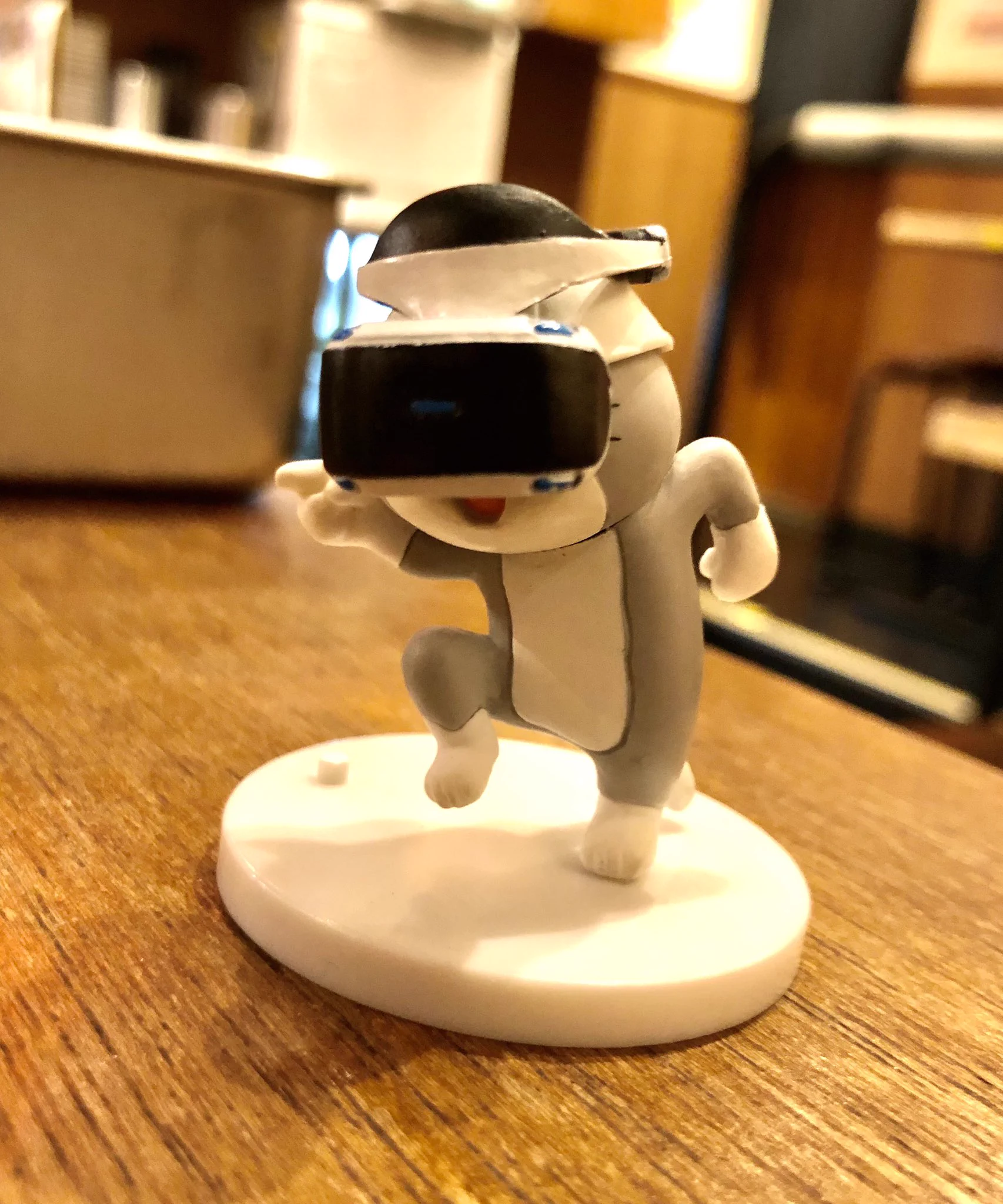 使い所がなかったガチャで出たVRゴーグル。持ってた猫にミラクルフィット！！