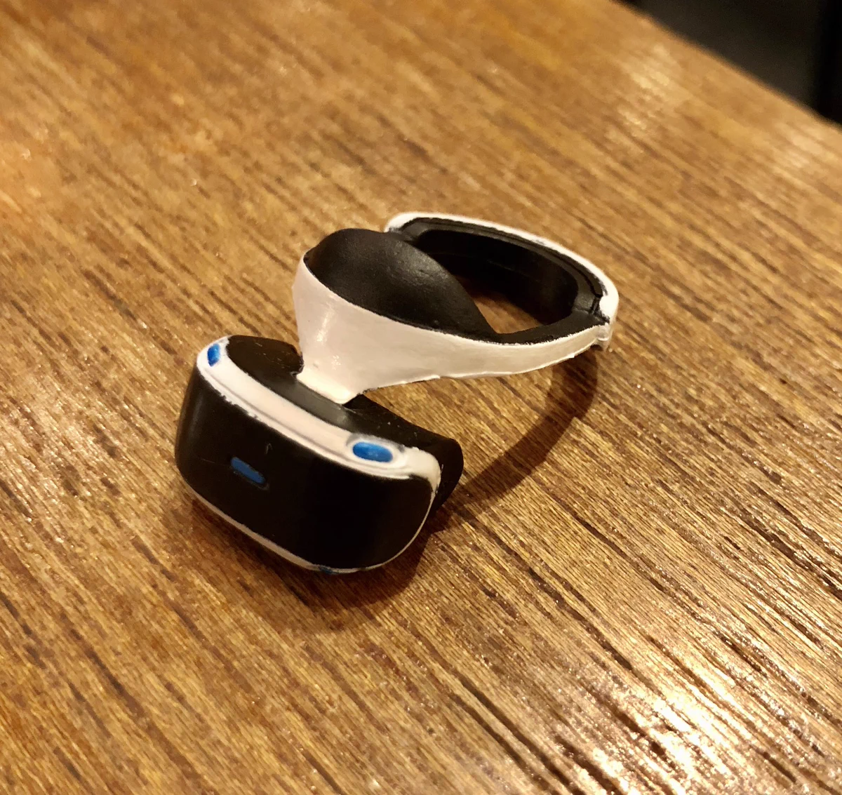 使い所がなかったガチャで出たVRゴーグル。持ってた猫にミラクルフィット！！